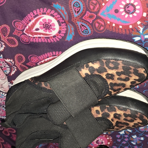 ➶➶➶➶➶ Anne Klein Backdoor Sport Leopard Print Sneakers  ➷➷➷➷➷ - Picture 4 of 11